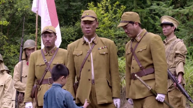 小孩见到鬼子进村,竟拿着猪草要喂日军大佐吃,下一秒悲剧了!