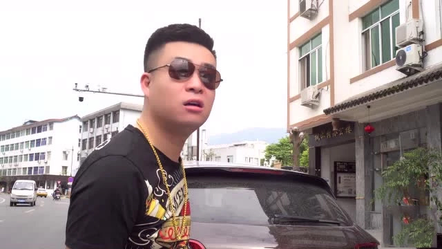 豪车男乱停车还嚣张要打人,结果吃了大亏