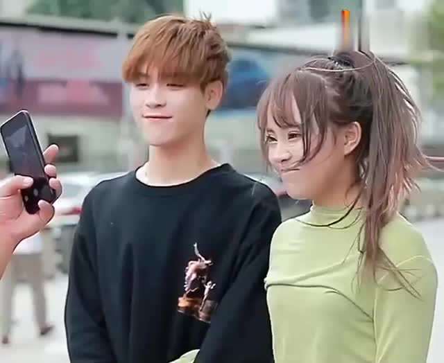 可乐和娜娜逛街,看见有人在和自己的豪车拍照,不料他竟这样做!