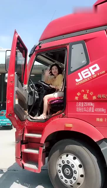 美女突然喊住卡车女司机!说让她拍个视频!第一次见女人开大板车!