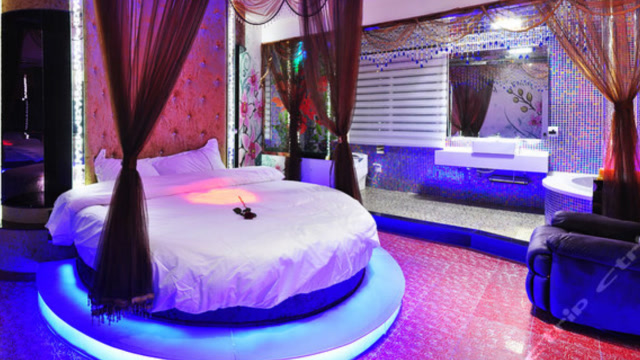 情侣酒店里的"水床",里面到底装的什么液体?服务员一下说漏嘴