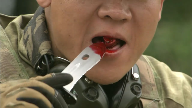 特种兵当女兵们的面生吃老鼠肉,女兵们看得直犯恶心,这也太狠了