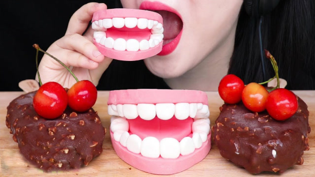 小姐姐吃雪糕,还吃"牙齿"造型的甜点,网友:太有创意了