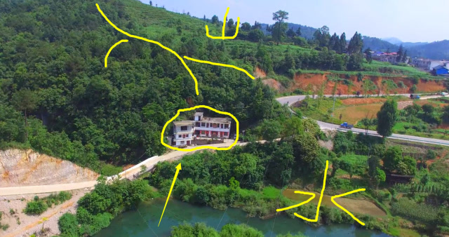 航拍时发现路边的一户人家,背山面水,大山里少见风水宝地