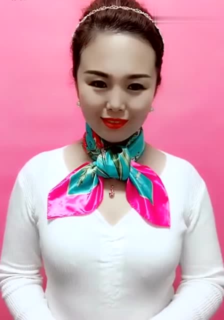 40岁阿姨的丝巾这样系,简单大方,看一遍就能学会