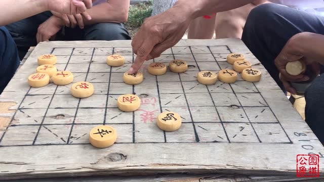 两个老大爷在公园下象棋,双方谁都不服输,大家快来看看怎么回事