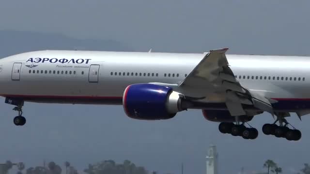 从莫斯科开来的俄罗斯航空公司波音777-300er在机场降落