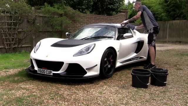 国外600美金1小时的高端洗车服务,网友:土豪的世界啊