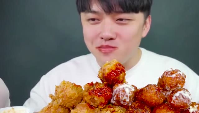吃播:韩国大胃王小哥吃炸鸡腿,带辣酱的鸡腿真的很辣