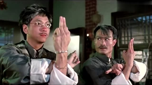 僵尸先生:刚开始是草鞋,后面是布鞋了,几时换的