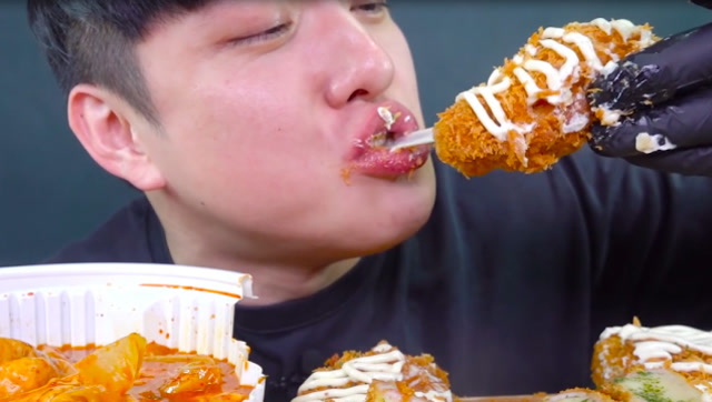 男子为了给女儿看病,每天狂吃东西嘴不停,说这样可以赚钱?