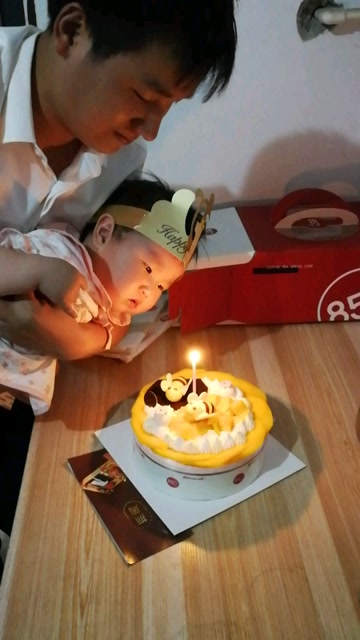 陈怡菲一周岁生日吃蛋糕