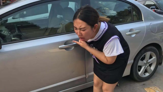 女教师乱停车,堵住厕所门三天三夜,女教师再来开车时呕吐不止