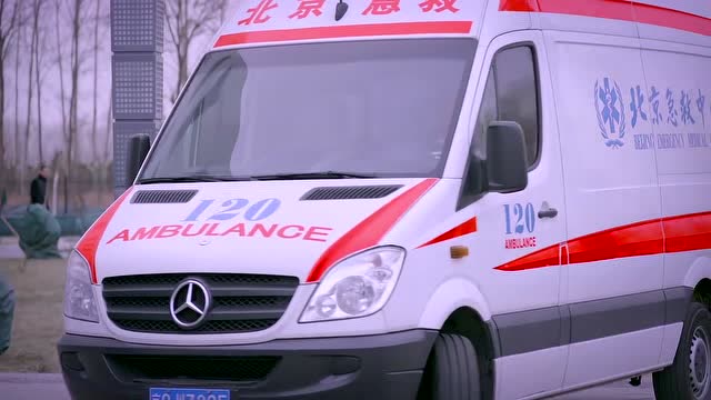 救护车遇上小巷进不去,医生骑着摩托在前面开路,太帅气了!