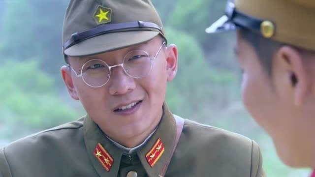鬼子军官奉命捉拿间谍,没想到近在眼前,不过你知道的太晚啦!
