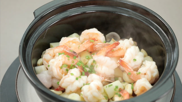 鲍汁焗虾球:虾用砂锅焗,色泽红亮,连壳带肉吃不够