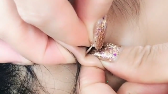 手推耳洞!直接拿针生穿,真是让人害怕,看着都疼