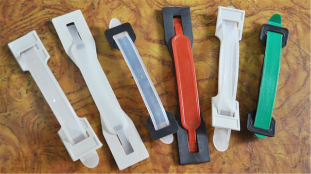 纸箱上的塑料把手千万不要扔,把它挂在阳台上,邻居见了都夸聪明