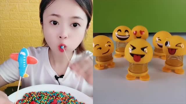 妹子直播吃玩具飞机棒棒糖,太有童心了,是我向往的生活啊