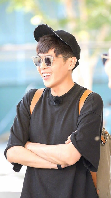 张若昀穿什么都帅,不愧是天下第一帅哥,究极无敌帅呀