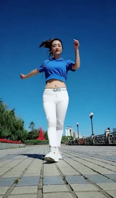 最近这个美女火了,身穿白色牛仔裤广场跳舞,风韵十足!