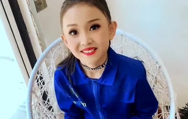 宋小睿坐在凳子上玩手机,看到她的坐姿,真是个小淑女!