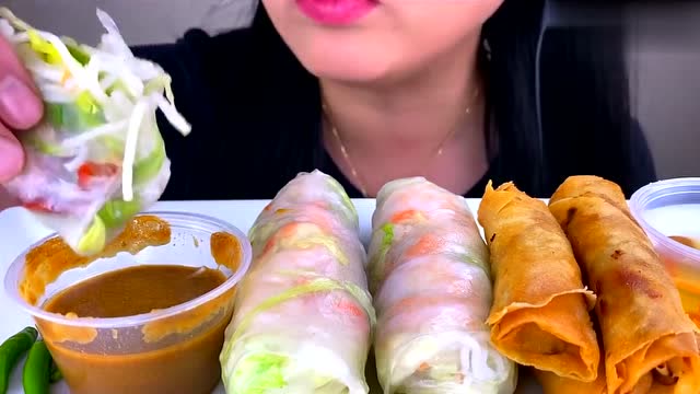 小姐姐吃水晶春卷和炸春卷,完全不一样的口感,但是都很美味呀