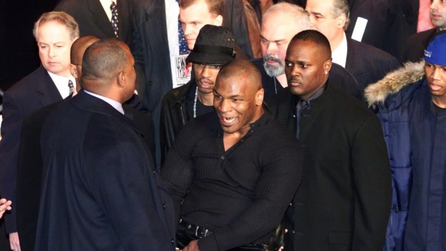 泰森失控后一群人都拉不住,保镖都怕他打伤别人!