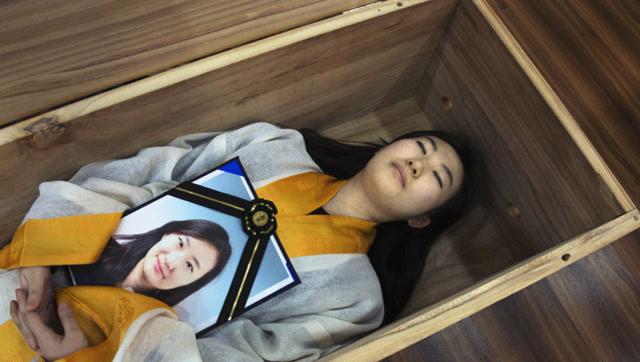 美女死后躺在棺材里图片