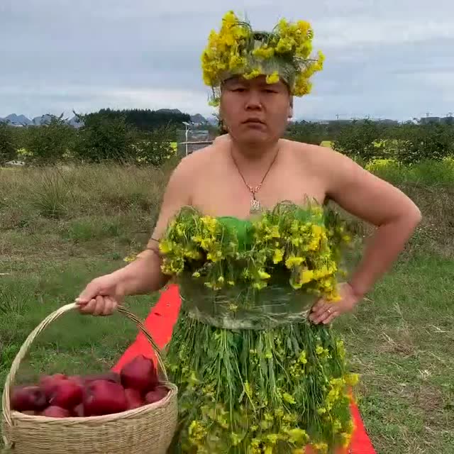 四傻在草地上演蔬菜时装走秀,堪比模特走秀,真会玩!