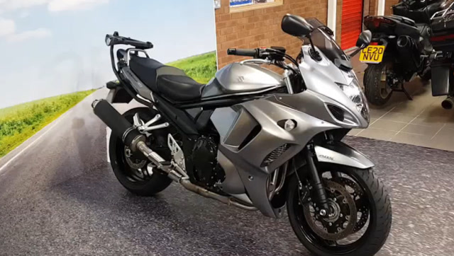 铃木四缸旅行车4万多元可入手,配三箱最大功率70.5千瓦,骑行有面子