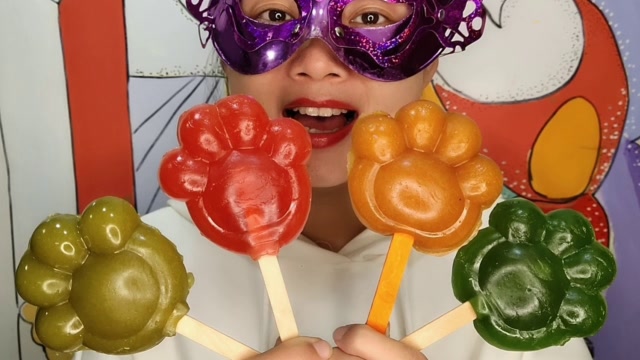 小姐姐吃手工"彩色熊掌棒棒橡皮糖",缤纷可爱肉乎乎,香甜q弹