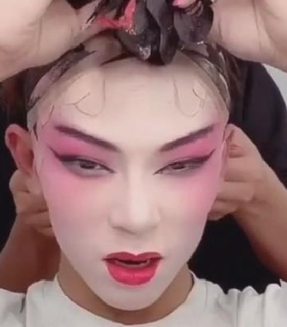 京剧演员卸妆有多辛苦你知道吗看着都疼请尊重他们