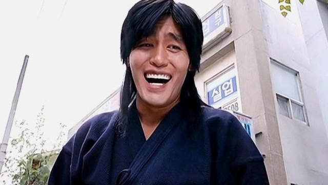 金馆长和小学生打游戏还作弊,赢了哈哈大笑,这表情太经典!