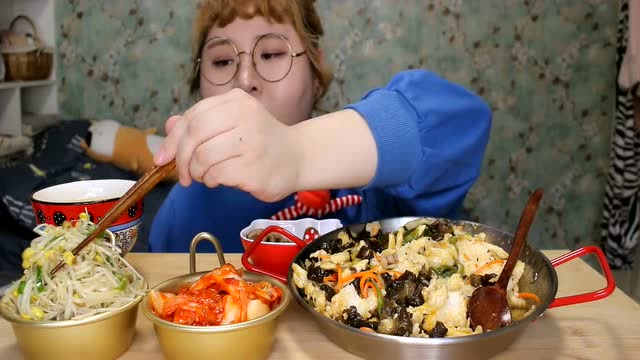 肉姐美食频道:一大盘鱼香肉丝全部吃掉,有小伙伴喜欢看我吃播吗