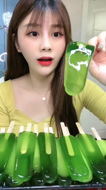 兔子姐姐吃播,绿舌头雪糕一口没,这吃法太过瘾了,馋到你了吗
