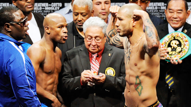 回顾梅威瑟vs库托称重现场,梅威瑟盯着秤砣生怕出错!