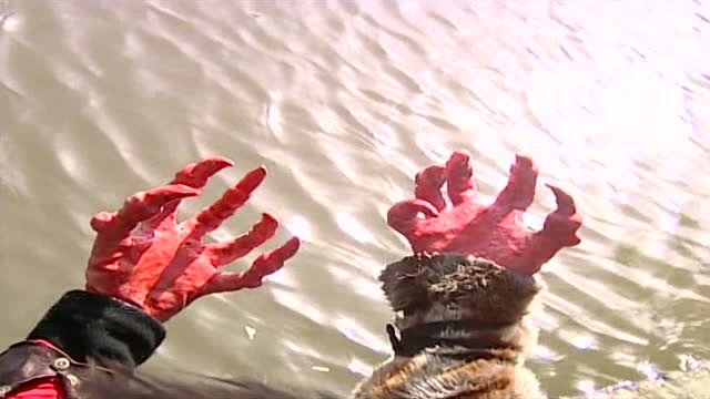 《风云2》断浪练成邪功,手掌变异成龙爪,出手可以打碎一座塔