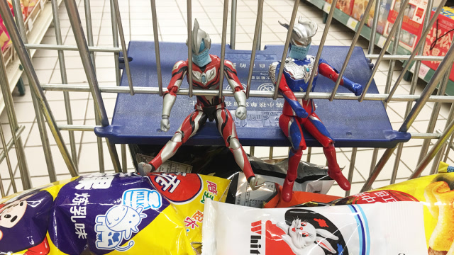 奥特曼抗击新冠肺炎戴口罩去逛超市!捷德赛罗奥特曼买薯片和玩具