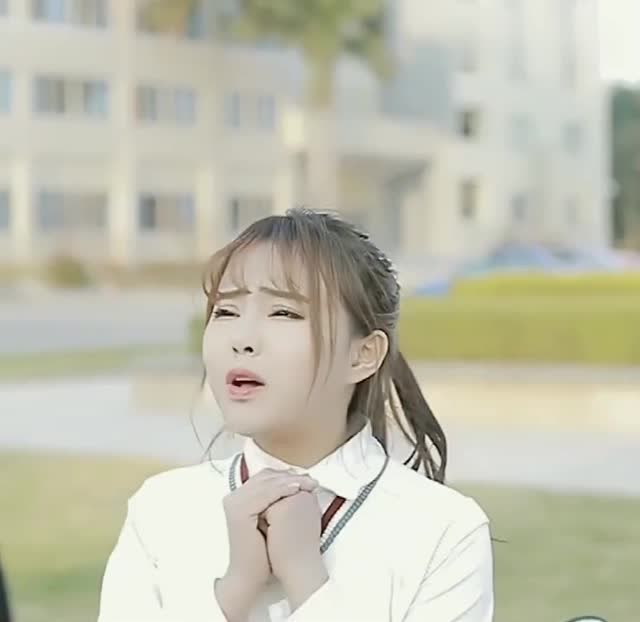 娜娜跟可乐撒娇,让可乐坐自己的电动车,可乐会坐吗!