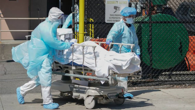 死亡人数超7万,美国疫情已失控,大量医护人员套裹尸袋工作