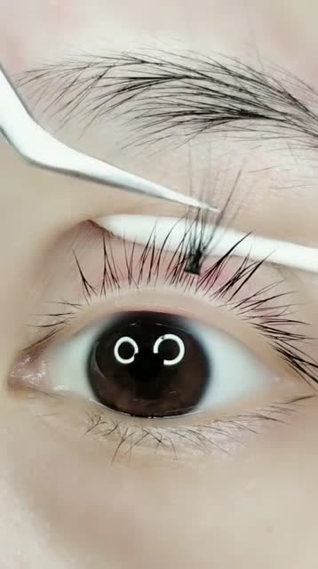 还在羡慕别人的眼睫毛吗?标准的粘睫毛方法了解一下,三秒就能学会