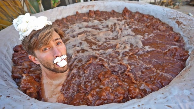 奇葩老外玩出新高度,自制巧克力泡澡,女友:真香!