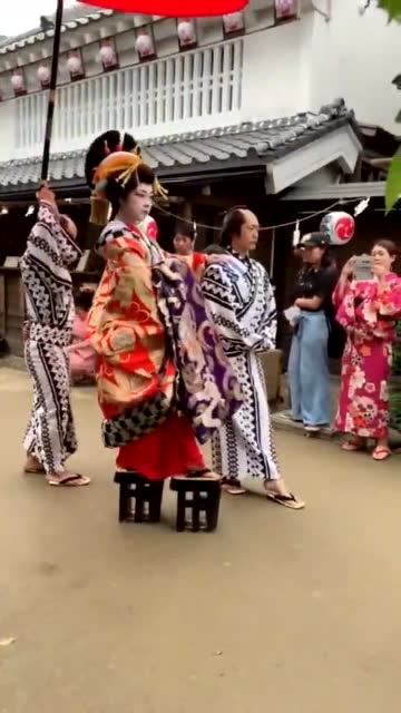 日本花魁走街,这是走路穿着板凳出来的吗?