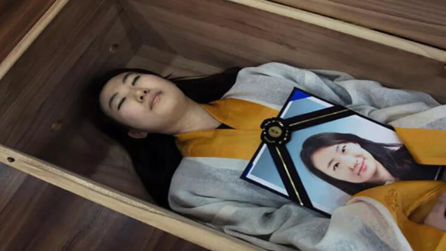 女孩挑战"死亡棺木",刚躺下10分钟,就让人不淡定了