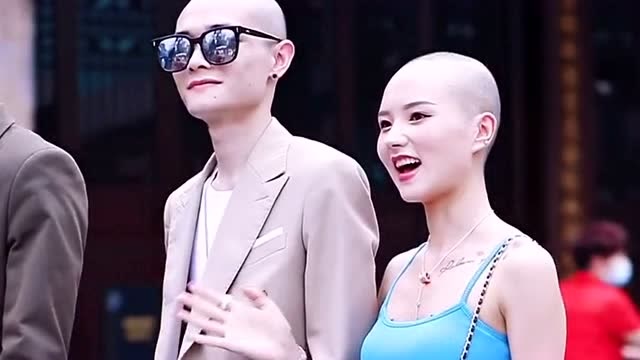 街头偶遇一对光头夫妇,两人奇葩的造型吸引大批路人的眼光,真是搞不懂