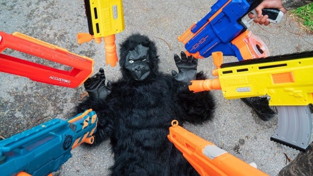 真人版"猩球大战",小伙扛着玩具枪大战猩猩,简直太会玩了!