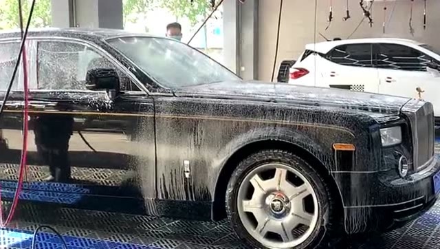 豪车洗车就是不一样,连泡沫打的都比我的这破车多,老板你这是几个意思