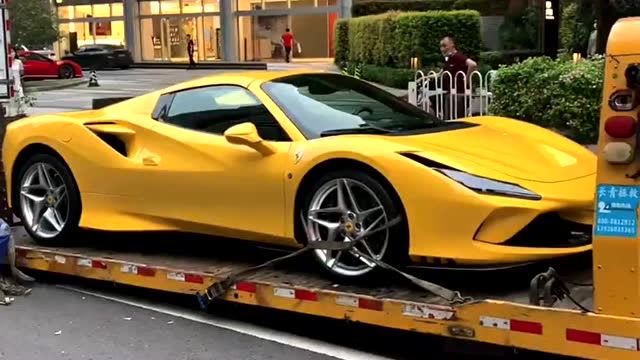 400多万的法拉利488被装上了货车,不知道是哪一位有钱人买了!真有钱