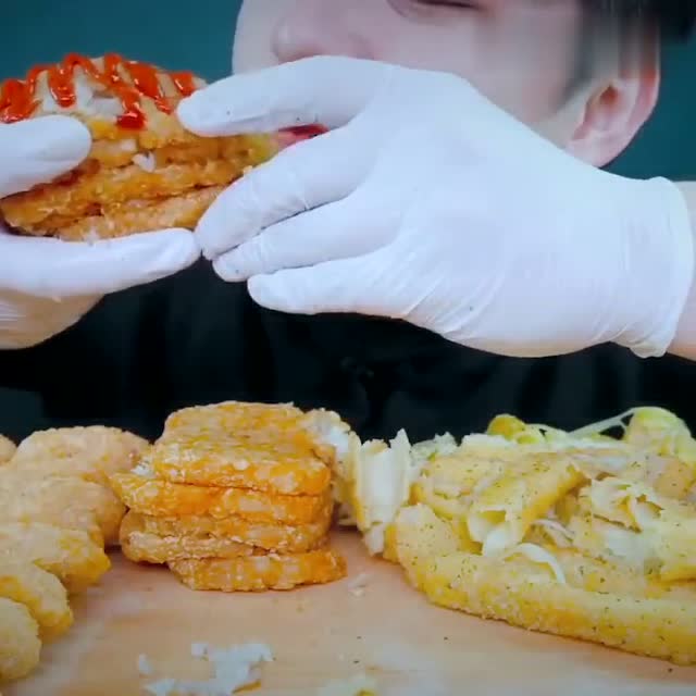 韩国吃播大胃王,大口吃鸡排,看着直流口水!